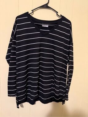 Maurices Black & White Striped V-Neck Long Sleeve Top